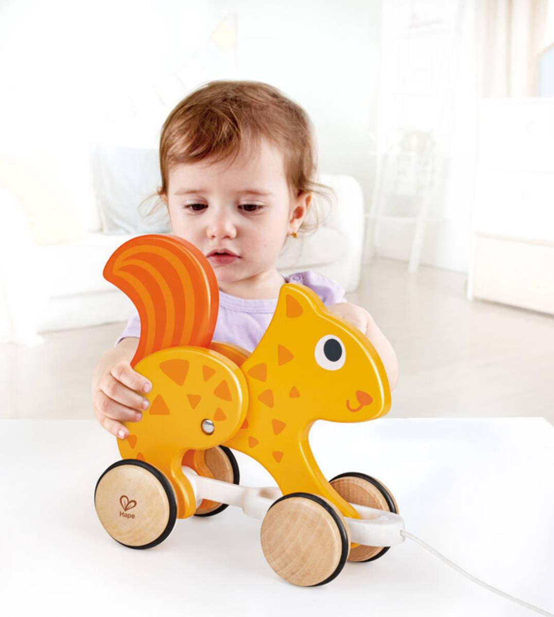 ds18627154_hape_drevo_veverka_baby_tahaci_na_koleckach_drevene_hracky_4