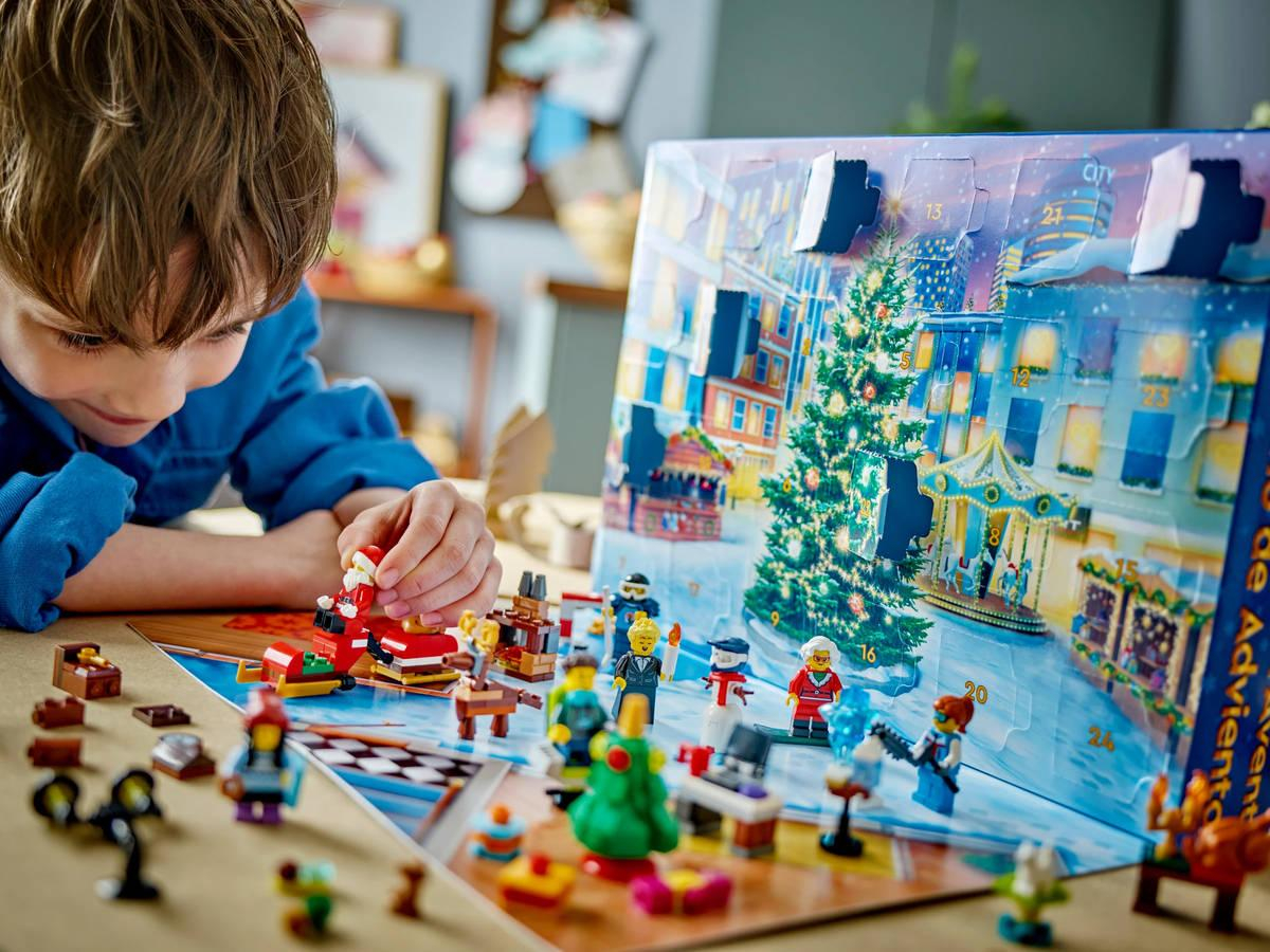 LEGO CITY Adventní kalendář 2023 rozkládací s herní plochou 60381