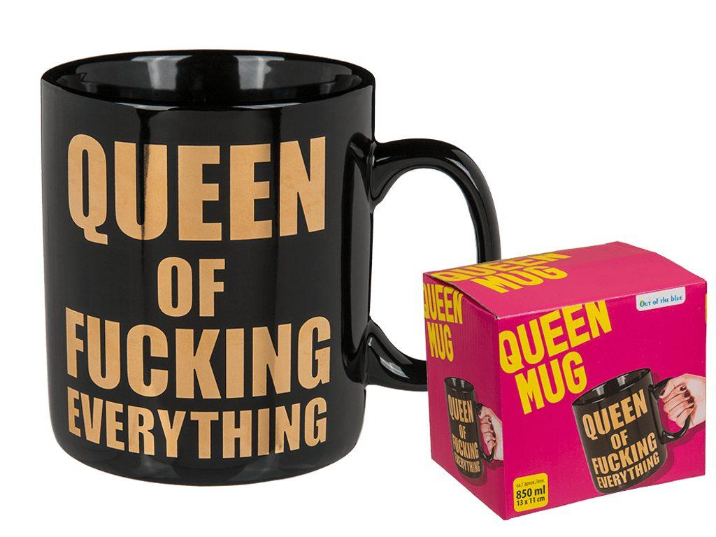 Hrnek s humorným nápisem: "Queen of fucking everything"